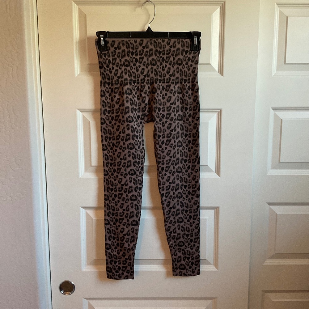Breezies Leopard Print Seamless 7/8 Leggings - Size Large‎